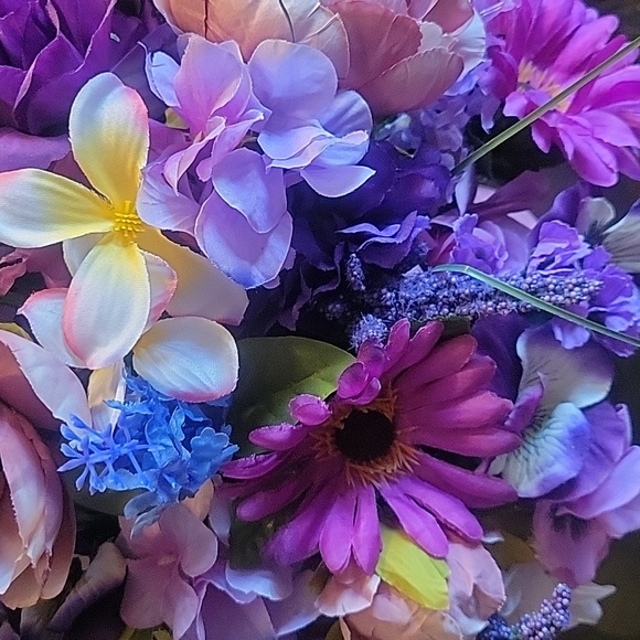 Silk flower arrangement - Picture 3 of 6